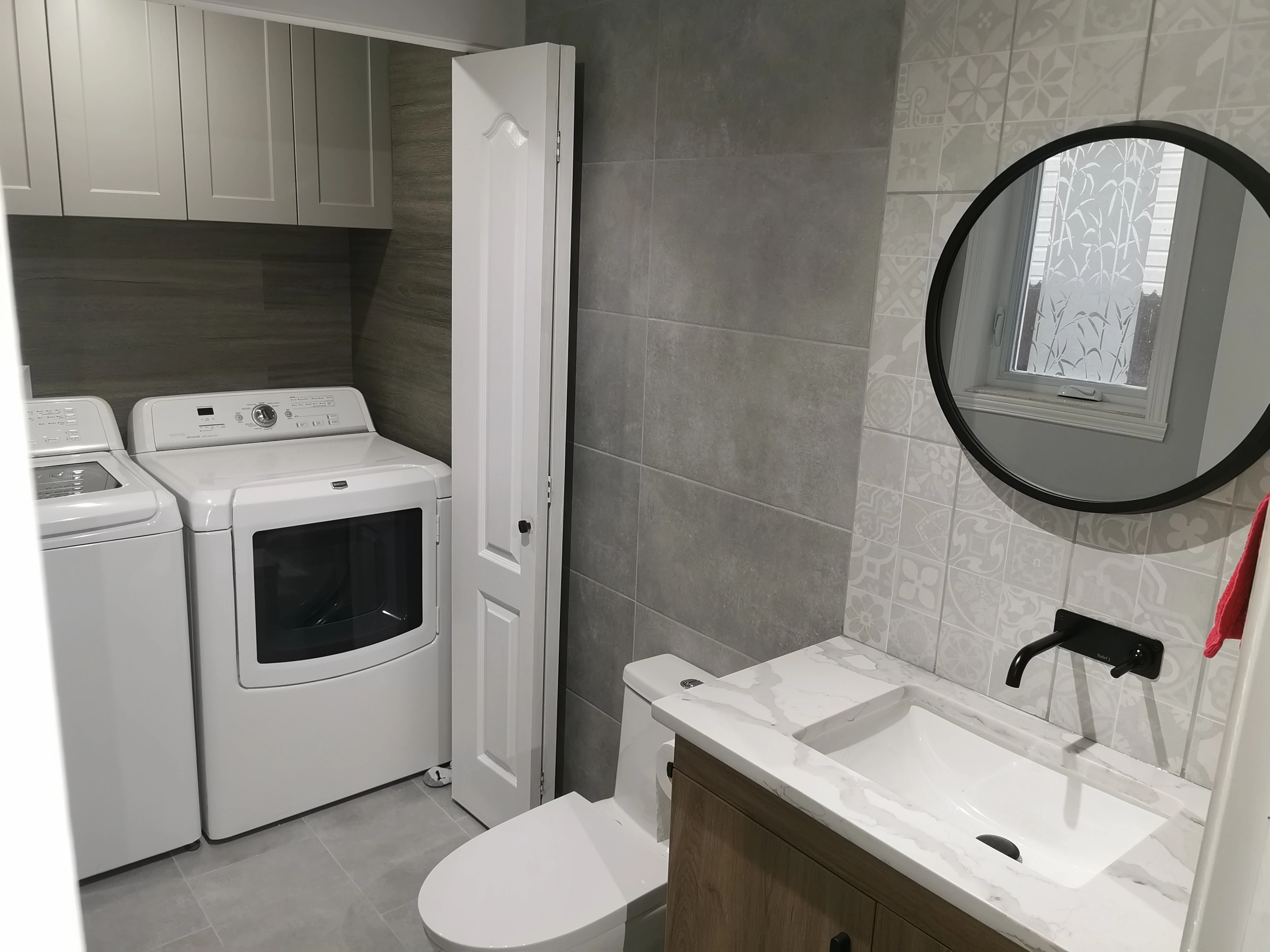 Salle de bain et buanderie rénovées à Laval